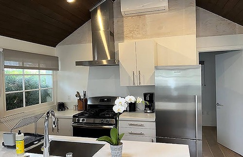 Venice House | Beautiful One-Bedroom Bungalow in Venice