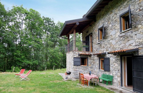 Porto Valtravaglia House | Beautiful private villa for 6 guests with TV, patio and pets allowed