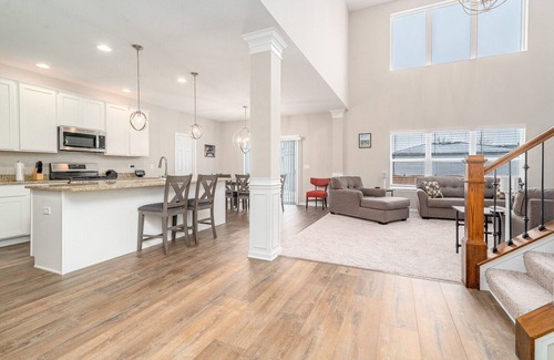 Fox Valley House | Beautiful Peaceful 3 Bedroom Home in Plainfield