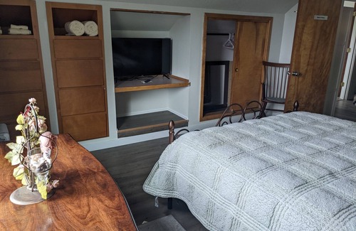 Gold Beach Bed & Breakfast | Beautiful pet friendly six bed for bath home just a 10 minute walk to the beach
