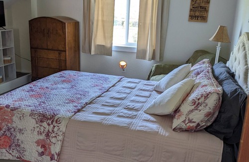 Gold Beach Bed & Breakfast | Beautiful pet friendly six bed for bath home just a 10 minute walk to the beach