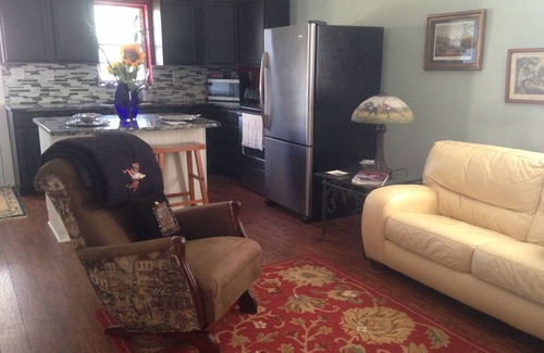 Aiken House | Beautiful, PET FRIENDLY Country Cottage! In 302 horse corridor