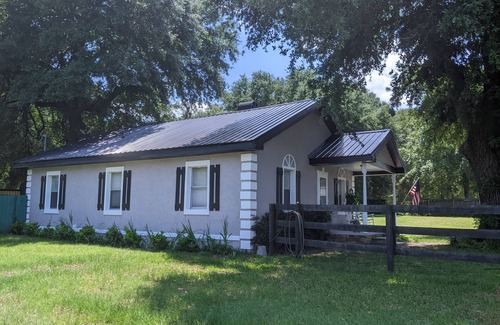 Aiken House | Beautiful, PET FRIENDLY Country Cottage! In 302 horse corridor