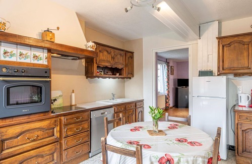 Mesnieres-en-Bray House | Beautiful private villa for 4 guests with WIFI, TV, terrace and pets allowed