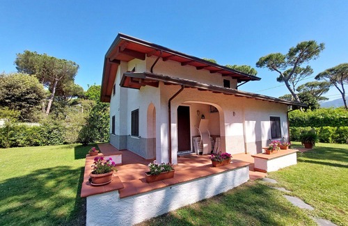 Ronchi Villa | Beautiful private villa for 8 people with A/C, WIFI, TV and pets allowed, close to Forte Dei Marmi