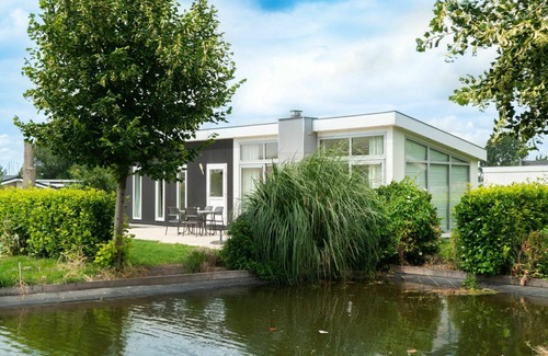 Municipality of Waalwijk House | Beautiful private villa for 4 people with pool, WIFI, TV and terrace