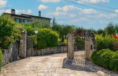 Collazzone Villa | Beautiful private villa for 10 people with WIFI, private pool, hot tub, A/C, TV, terrace and par.