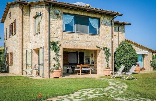 Collazzone Villa | Beautiful private villa for 10 people with WIFI, private pool, hot tub, A/C, TV, terrace and par.