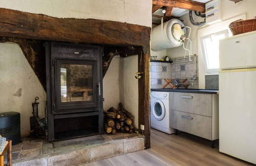 Teyssieu House | Beautiful private villa for 4 guests with TV, terrace and pets allowed