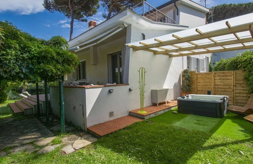 Tirrenia Villa | Beautiful private villa for 6 guests with A/C, hot tub, WIFI, TV, terrace and pets allowed