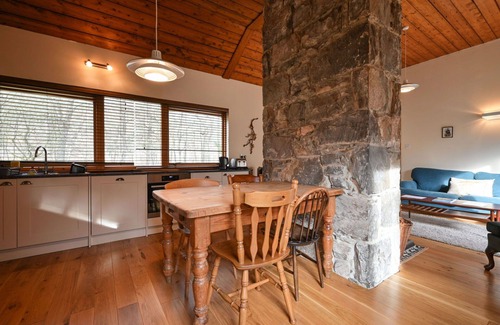 Beauly House | Beautiful private villa for 4 people with hot tub, WIFI, TV and pets allowed