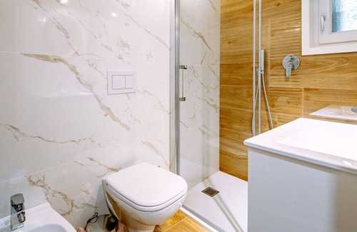 Ala House | Beautiful private villa for 14 people with WIFI, TV, patio, pets allowed and parking