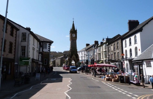 Derwenlas Villa | Beautiful private villa for 10 people with WIFI, hot tub, TV, patio, panoramic view and parking