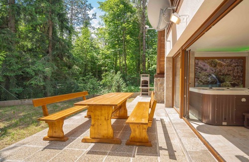Lic House | Beautiful private villa for 4 people with A/C, WIFI, hot tub, TV and terrace