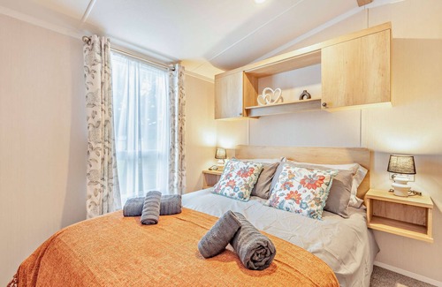 Ringwood Cabin | Beautiful Quiet Lodge Close to Woodlands and New Forest Sleeps 6