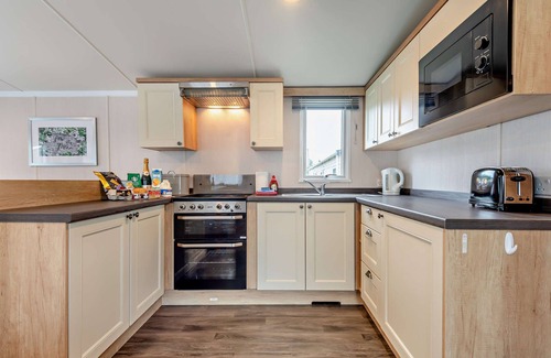 Ringwood Cabin | Beautiful Quiet Lodge Close to Woodlands and New Forest Sleeps 6