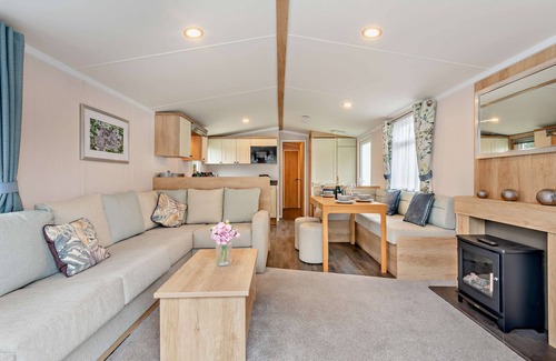 Ringwood Cabin | Beautiful Quiet Lodge Close to Woodlands and New Forest Sleeps 6