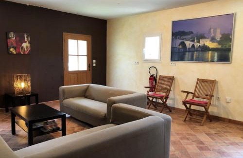 Aubignan Villa | Beautiful Quiet Provençal Farmhouse with Pool