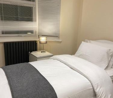 Tottenham Bed & Breakfast | BEAUTIFUL ROOMS ONLY FEW STEPS AWAY FROM BRUCE GROVE TOTTENHAM STADIUM