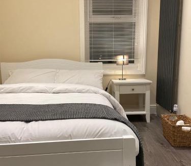 Tottenham Bed & Breakfast | BEAUTIFUL ROOMS ONLY FEW STEPS AWAY FROM BRUCE GROVE TOTTENHAM STADIUM
