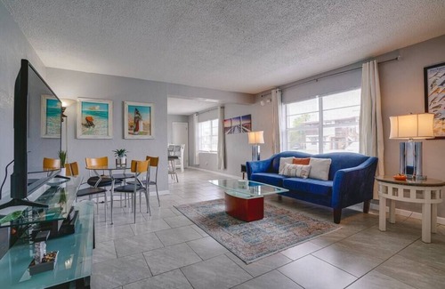 Ortona Park Apartment | BEAUTIFUL ROOMY PARADISE | 3 BLOCKS TO THE BEACH