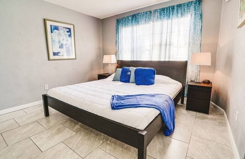 Ortona Park Apartment | BEAUTIFUL ROOMY PARADISE | 3 BLOCKS TO THE BEACH