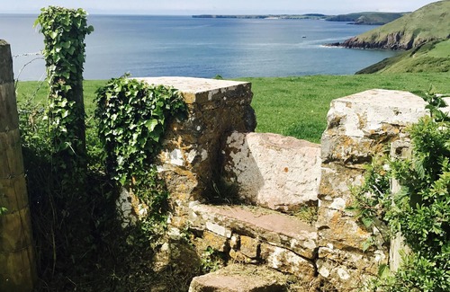 Sageston Cottage | Beautiful rural location, Pembs Coast National Park near beaches, walk to Carew