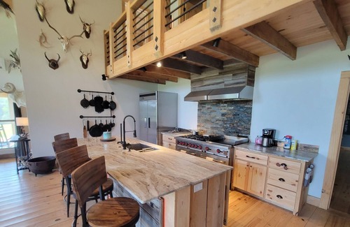 Harriston Cabin | Beautiful Rustic Industrial lodge. Approx 30 minutes from historic Natchez, ms!