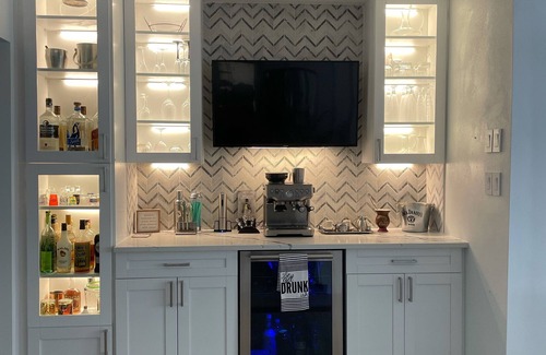 Palma Ceia West House | Beautiful S Tampa Home W/Heated Pool & Jacuzzi, Wi-Fi, Cable, DVD, pingpong,