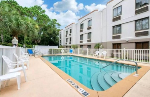 Bayou Oaks House | Beautiful Sarasota 2 Double Beds-Pet Friendly