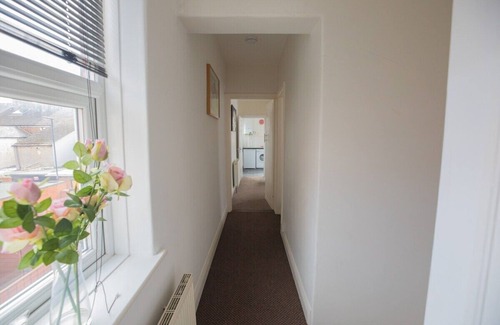 Cullercoats Apartment | Beautiful Seaside Apartment is 5 mins walk to Town Centre and Metro Station.