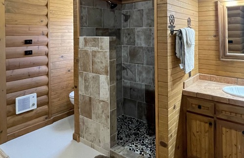 Stuart Cabin | Beautiful Secluded Farmhouse Cabin