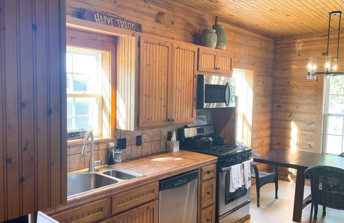 Stuart Cabin | Beautiful Secluded Farmhouse Cabin