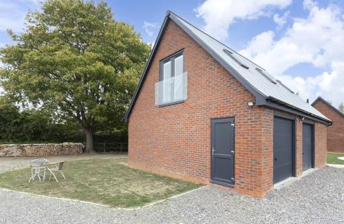 Mangotsfield House | Beautiful Self Contained Loft Studio Home in Rural Toddington