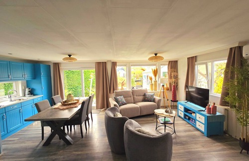 Sint-Annaland Ski Chalet | Beautiful setting on the water and 100 meters from the beach!