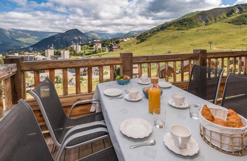 La Toussuire Apartment | Beautiful ski-in/ski-out apartment with balcony and covered parking