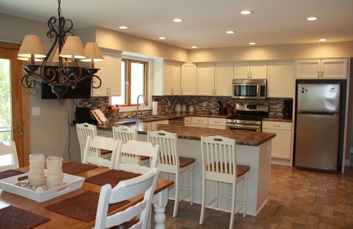 South Haven House | Beautiful South Haven Lake House; Newly Renovated and Decorated; Family-oriented