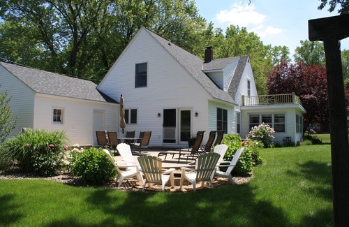 South Haven House | Beautiful South Haven Lake House; Newly Renovated and Decorated; Family-oriented