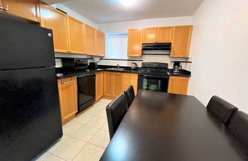 Upper Lonsdale House | Beautiful spacious 2-bedroom ground level suite