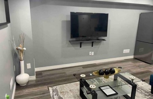 Whitby Apartment | Beautiful & Spacious 1 Bedroom Apartment