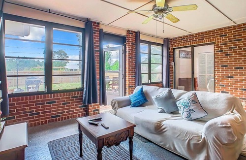 Port Malabar House | Beautiful Spacious 4 bedrooms Brick Villa- Pet Friendly