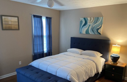 Grayson House | Beautiful Spacious 4 Bedroom Home for Getaway, meeting, family event, Business