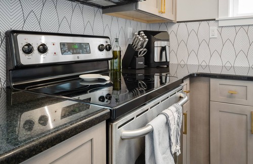 Northampton House | Beautiful & Spacious Bungalow - Near Zoo-Downtown