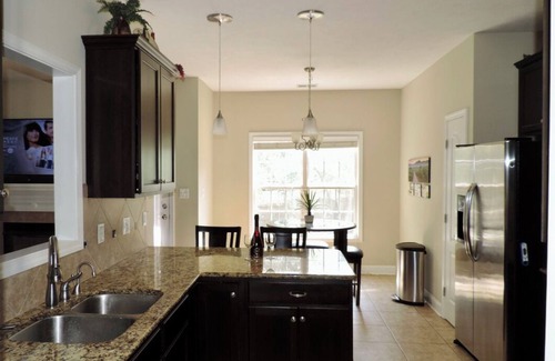 Cameron House | ⭐️Beautiful SPACIOUS family + kids + pet friendly home close to Fort Bragg!⭐️