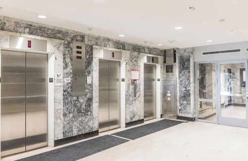 Downtown Des Moines Apartment | Beautiful Studio Downtown with Rooftop and Gym