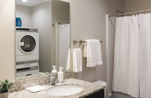Downtown Des Moines Apartment | Beautiful Studio Downtown with Rooftop and Gym