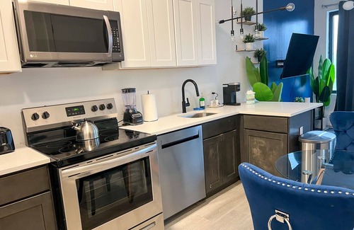 Elizabeth Apartment | Beautiful Studio Near Airport 3375