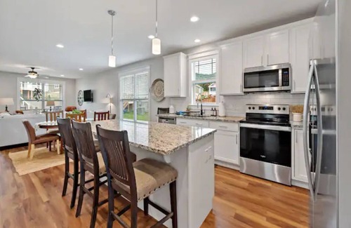 Black Mountain House | Beautiful & Stylish Family/Friends Mountain Getaway w/Firepit