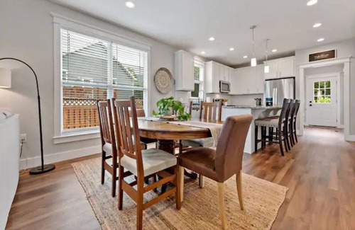 Black Mountain House | Beautiful & Stylish Family/Friends Mountain Getaway w/Firepit