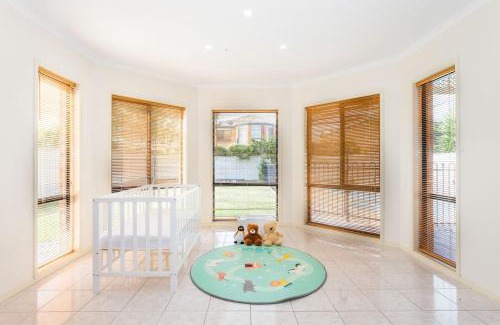 Tarneit House | Beautiful Tarneit Family Home with Pool + BBQ